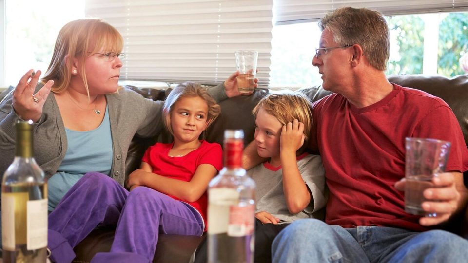 Как сказывается на людях детство, проведенное с родителями-алкоголиками?